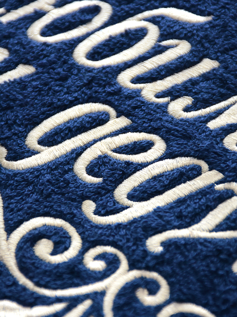 Полотенце темно-синее 70х140 см с вышивкой "Любимый папа и дедушка" (под заказ)