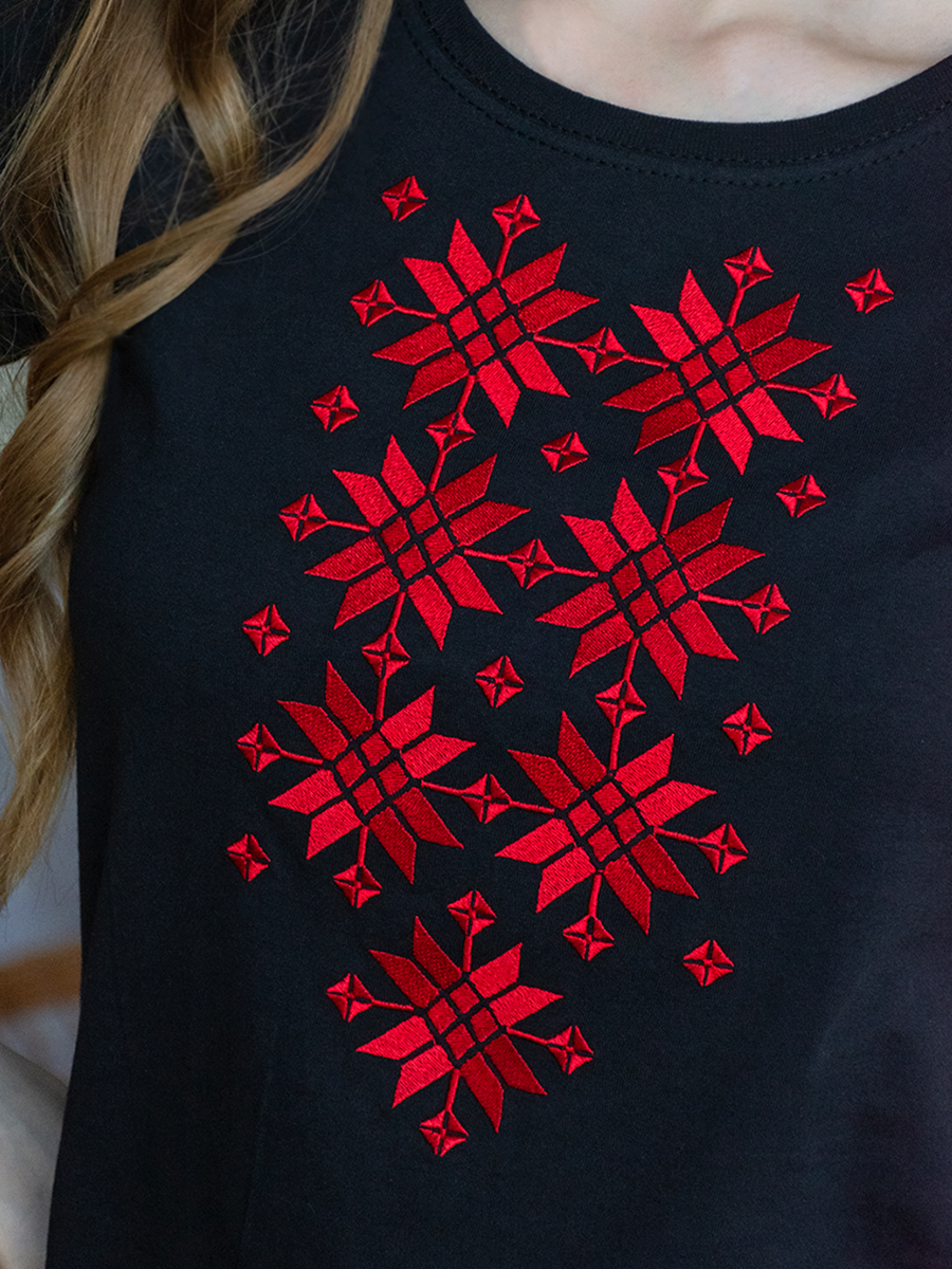 Женская футболка черная с красной вышивкой "Жыццё" 