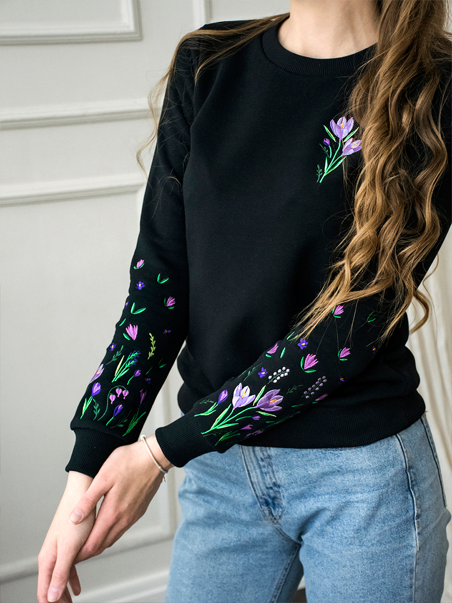 Женский свитшот черный с вышивкой "Крокусы"