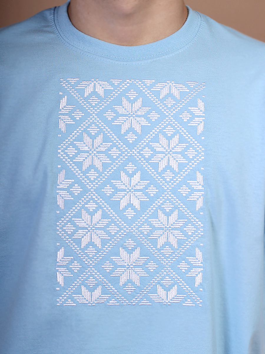 Мужская футболка голубая с белой вышивкой "Васьмiрог" 