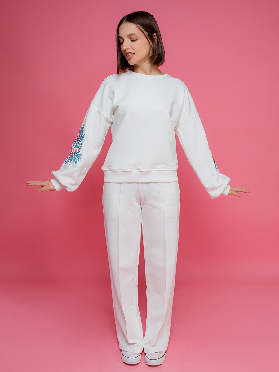 Молочный женский свитшот оверсайз с вышивкой "Хрустальная ягода" на рукавах