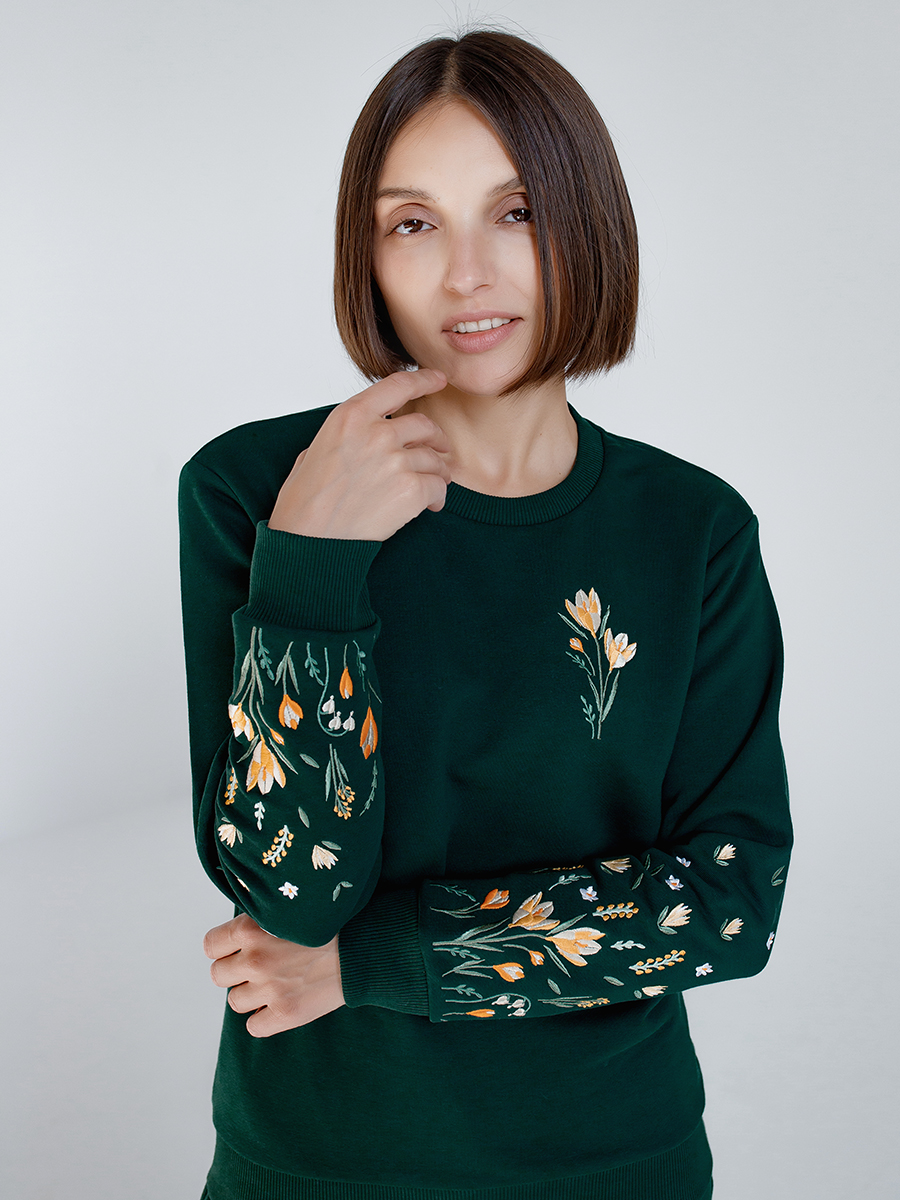 Женский свитшот изумрудный прямого кроя с вышивкой "Крокусы"