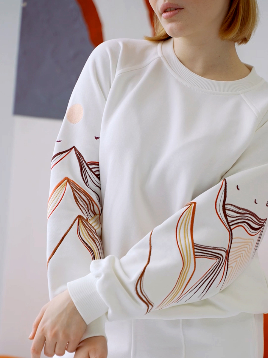 Женский свитшот реглан молочный с вышивкой "Горы"