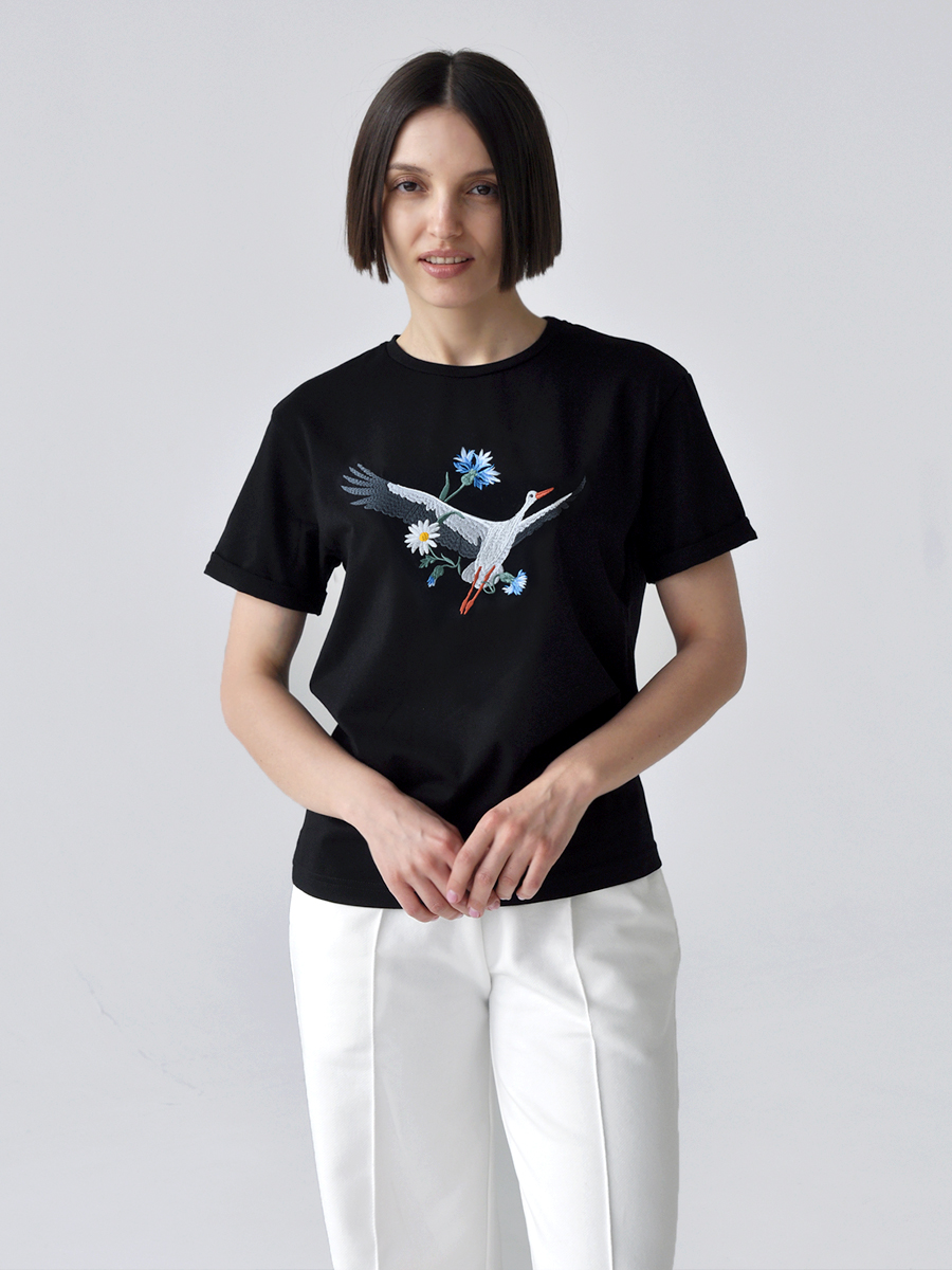 Женская черная футболка оверсайз с вышивкой "Аист"