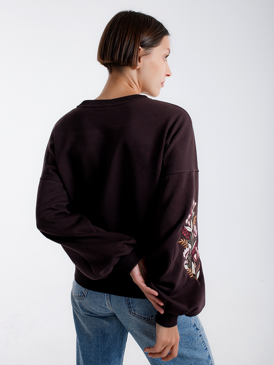 Горький шоколад женский свитшот оверсайз с цветочной вышивкой на рукавах