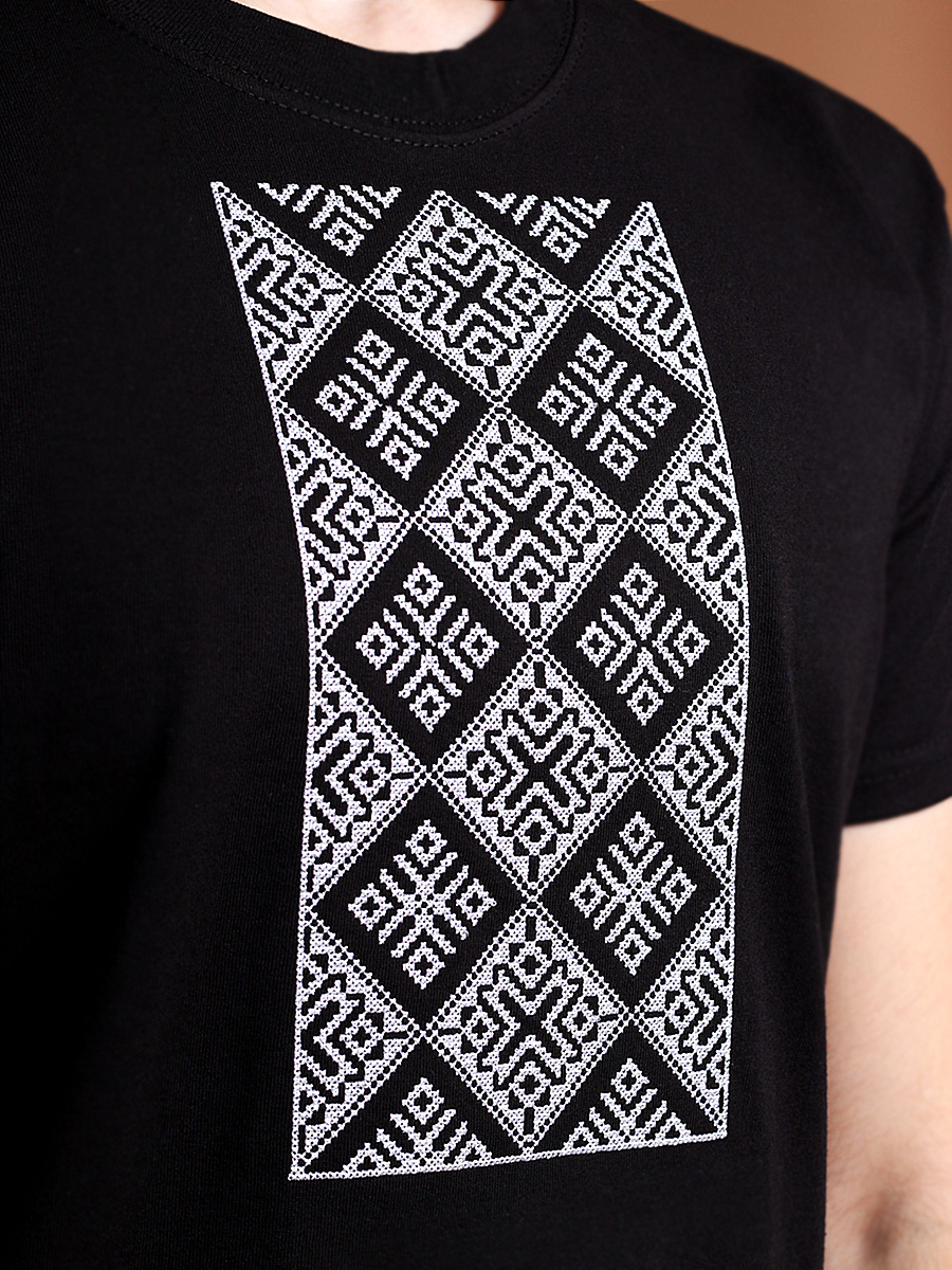 Мужская футболка черная с белой вышивкой "Прыяднанне" 