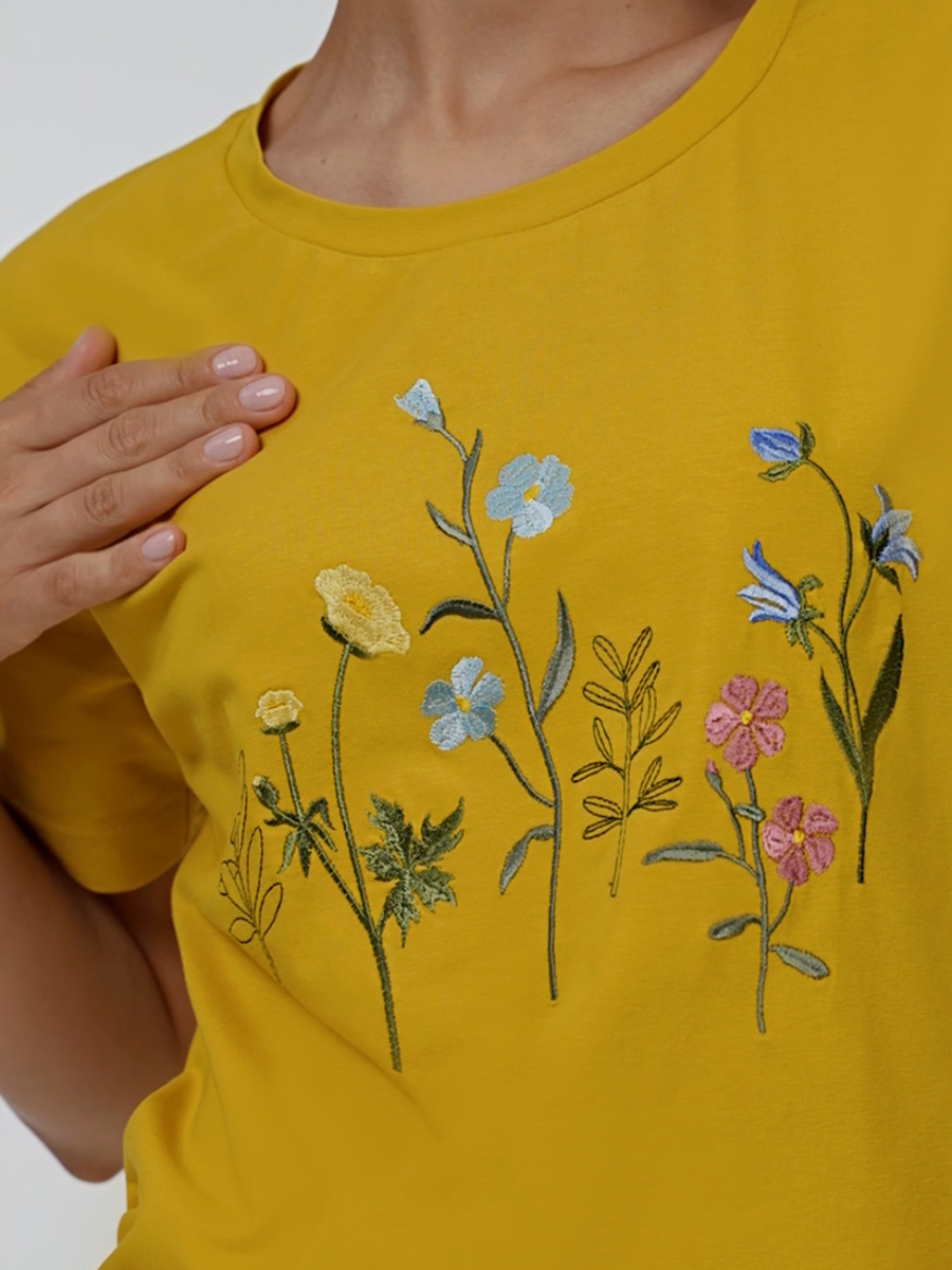 Женская горчичная футболка со спущенным плечом и разрезами с вышивкой "Мир цветов"