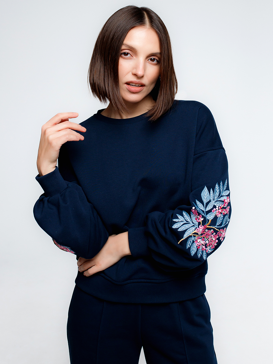 Темно-синий женский свитшот оверсайз с вышивкой "Хрустальная ягода" на рукавах
