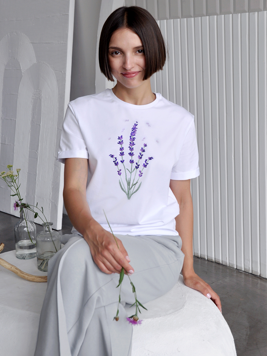Женская белая футболка оверсайз с вышивкой "Лаванда"