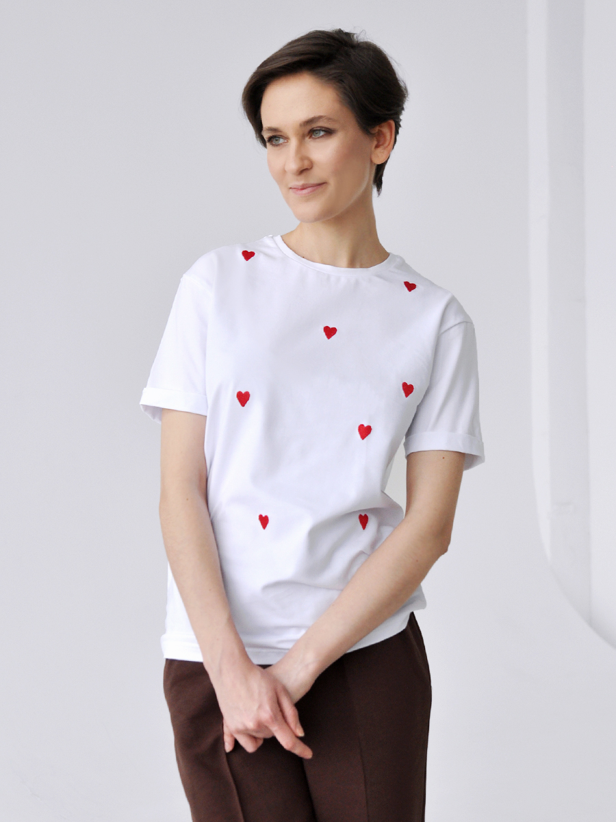 Женская белая футболка оверсайз с красной вышивкой "Сердечки"