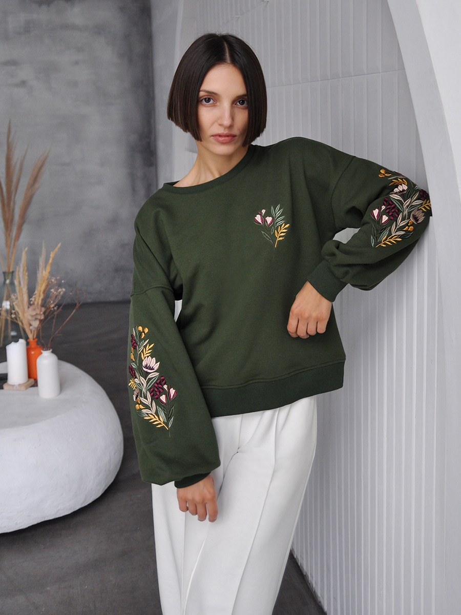 Женский темно-зеленый свитшот оверсайз с цветочной вышивкой на рукавах