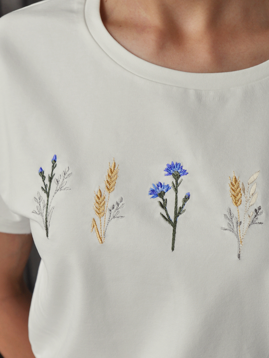 Женская молочная футболка со спущенным плечом с вышивкой "Шёпот полей"