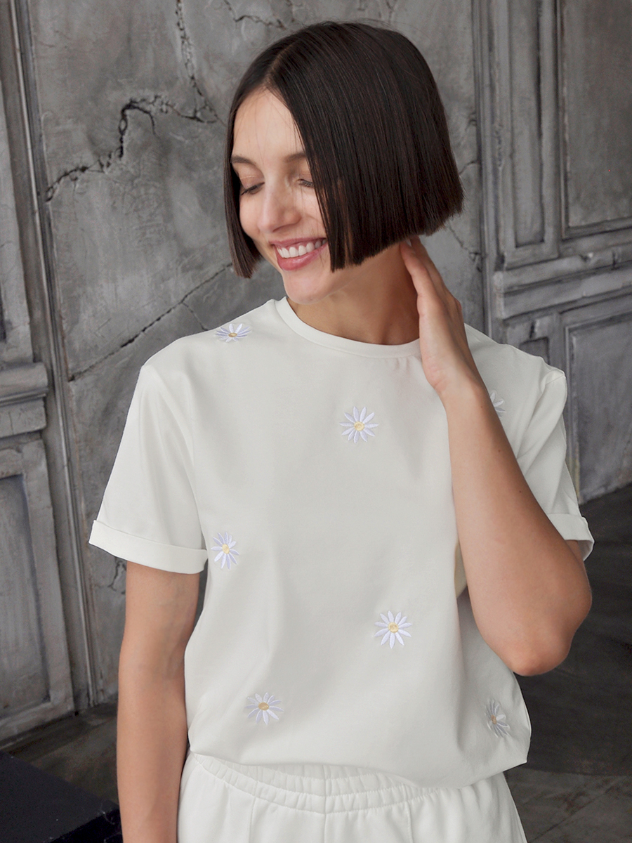 Женская молочная футболка оверсайз с вышивкой "Ромашечки"