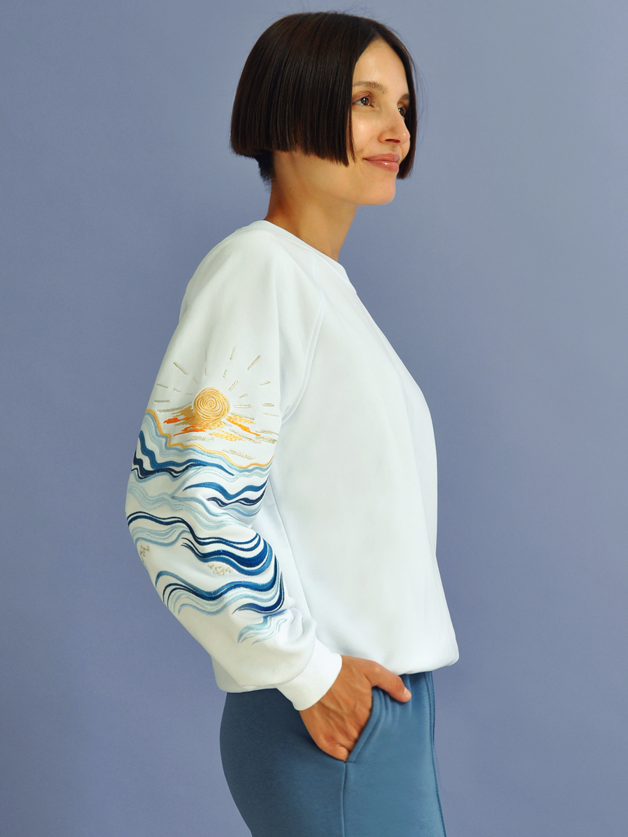 Женский свитшот реглан белый с вышивкой "Море"