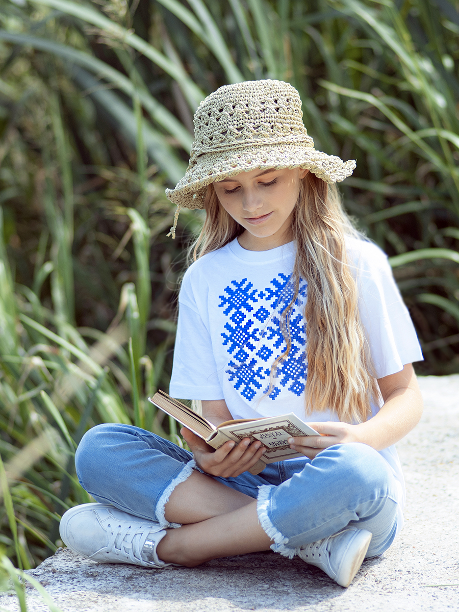 Детская футболка белая с синей вышивкой "Ярыла" 