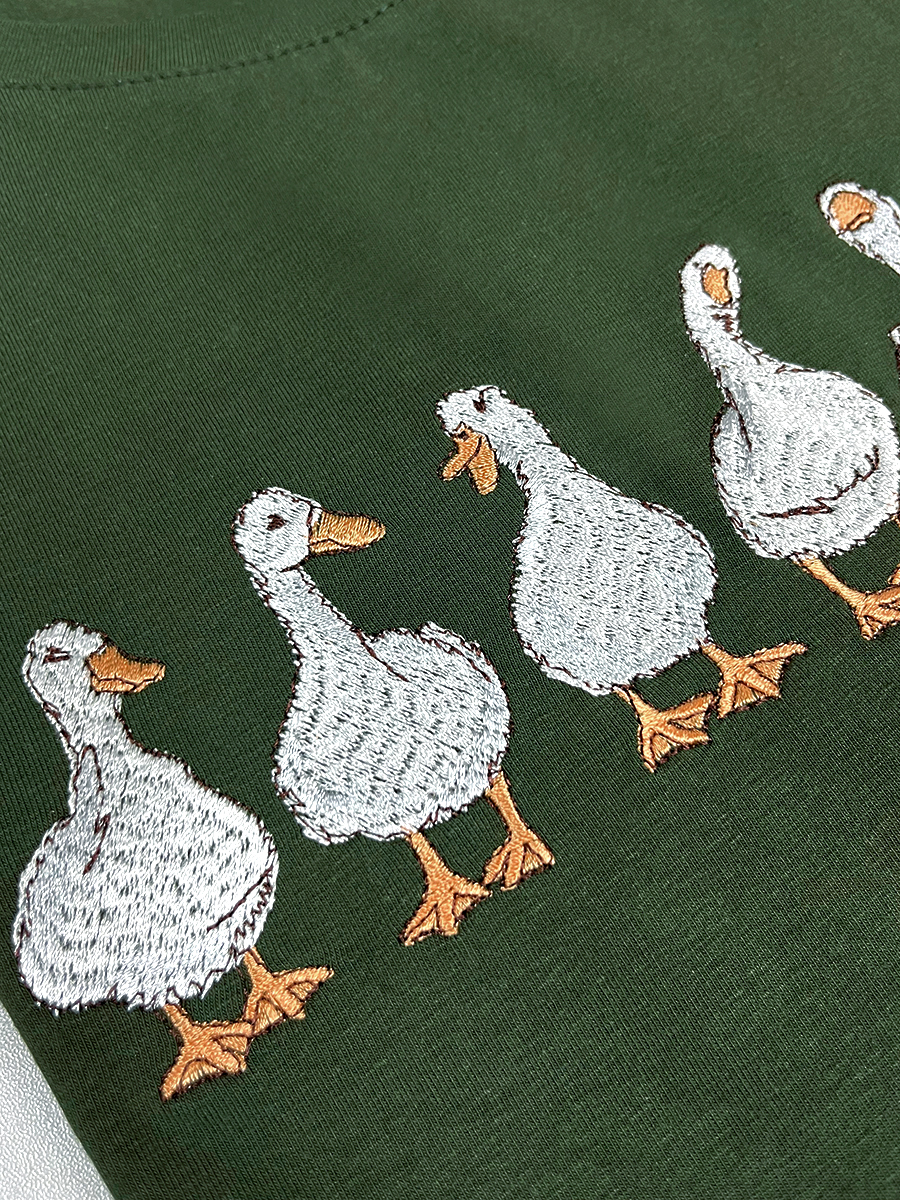 Женская темно-зеленая футболка оверсайз с вышивкой "Гуси"