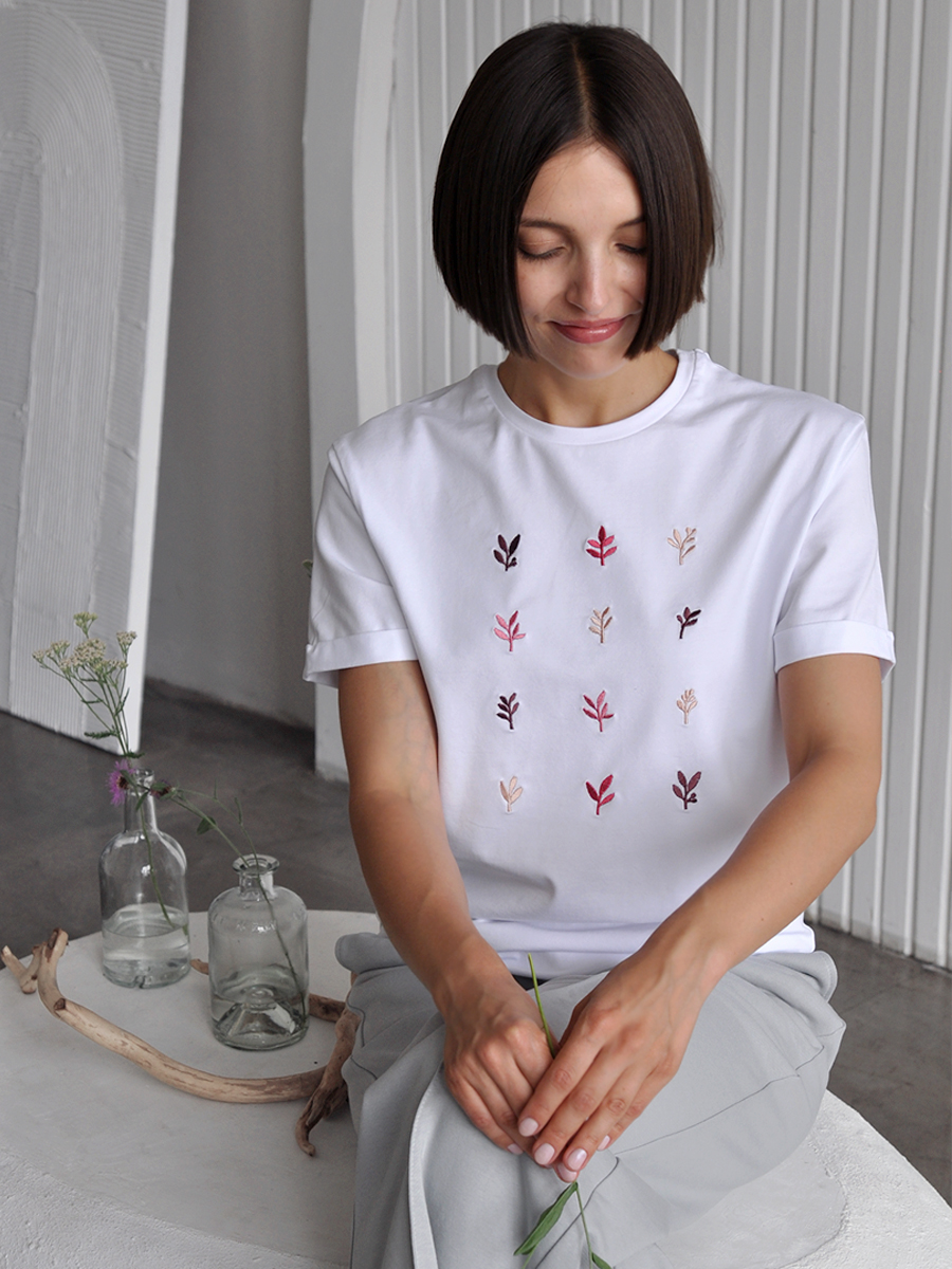 Женская белая футболка оверсайз с вышивкой "Листопад"
