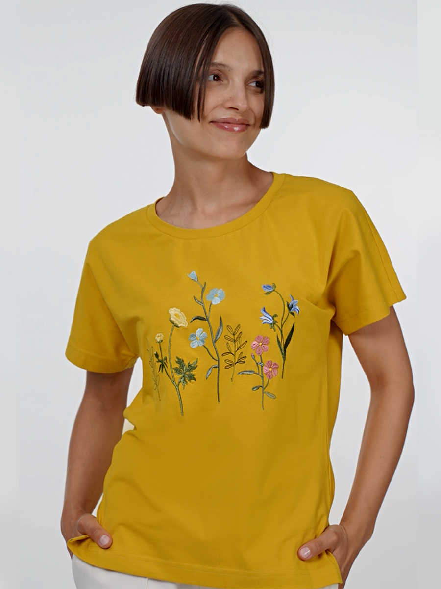 Женская горчичная футболка со спущенным плечом и разрезами с вышивкой "Мир цветов"