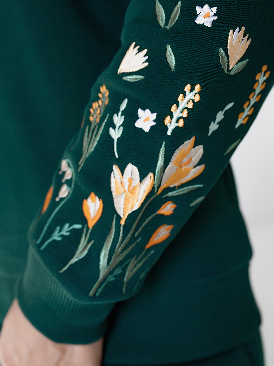 Женский свитшот изумрудный прямого кроя с вышивкой "Крокусы"