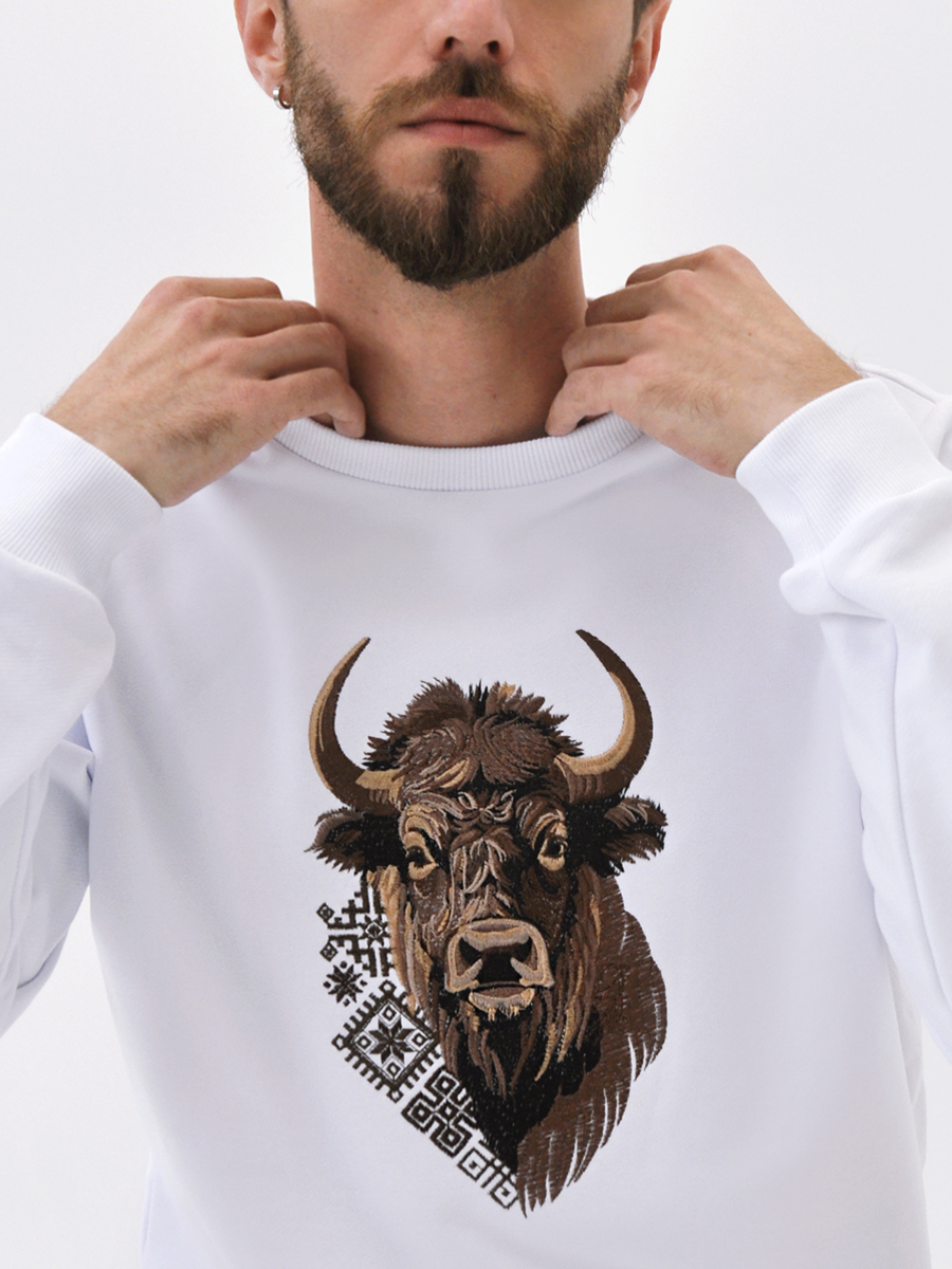 Свитшот мужской белый с вышивкой "Бизон"