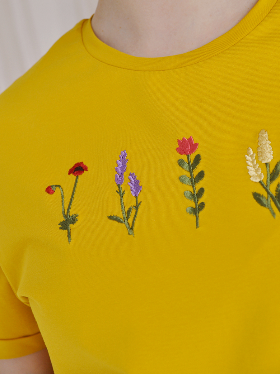 Женская горчичная футболка оверсайз с вышивкой "5 flowers"