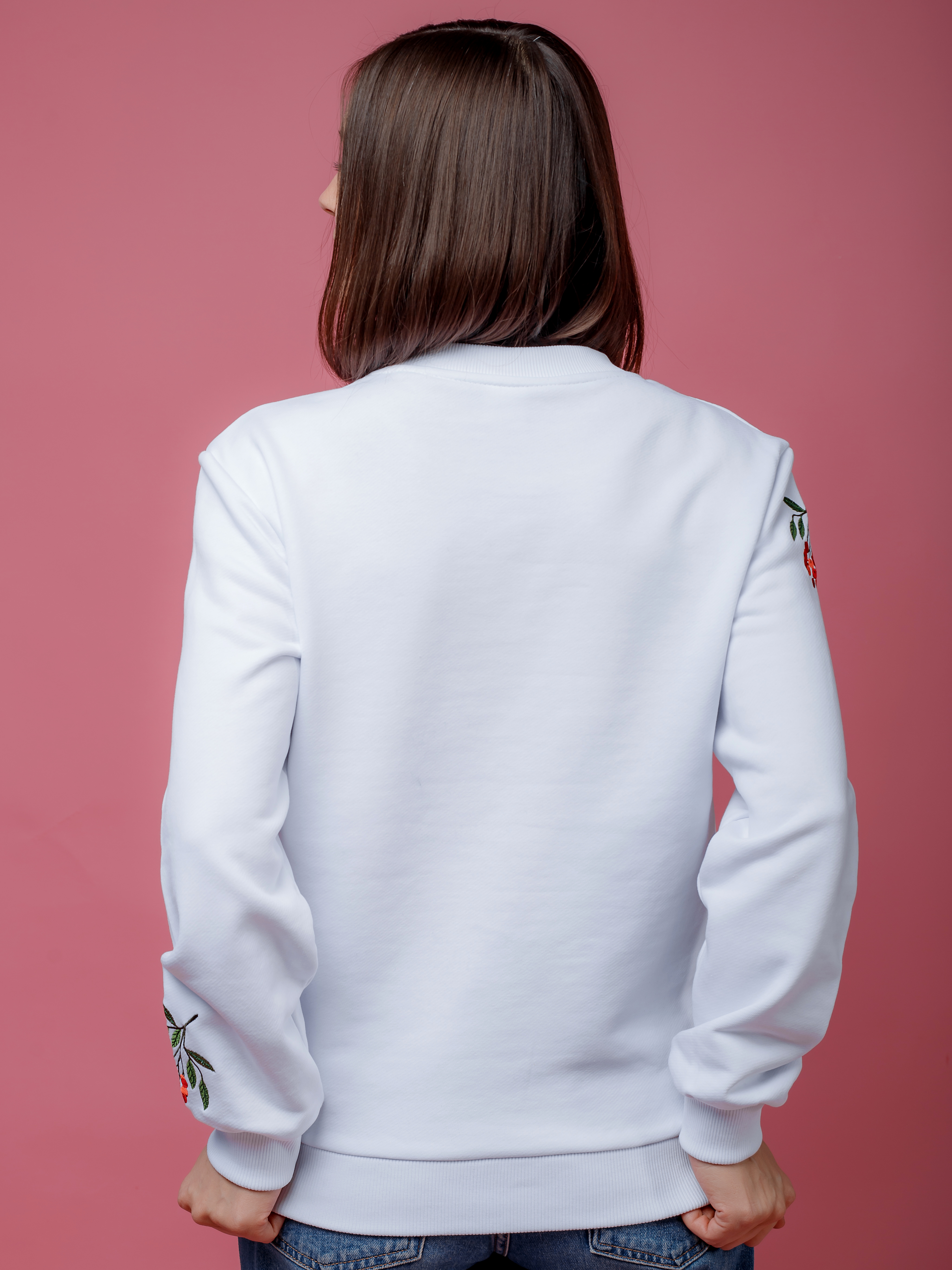 Женский свитшот белый прямого кроя с вышивкой "Рябинка"