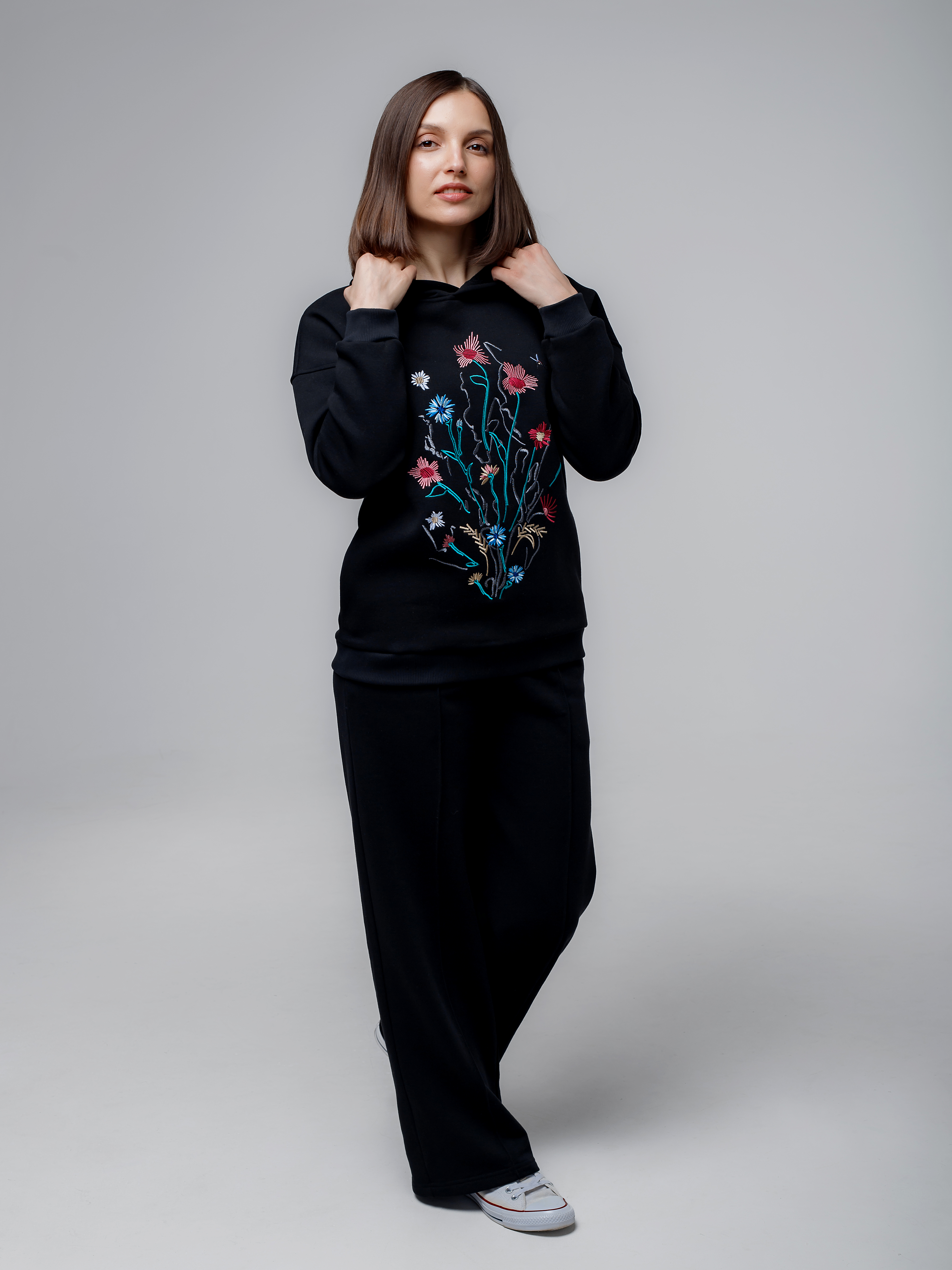 Худи женское черное с вышивкой "Цветочная галактика"