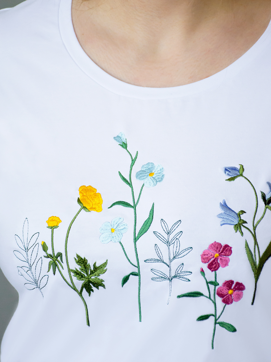Женская белая футболка со спущенным плечом и разрезами с вышивкой "Мир цветов"