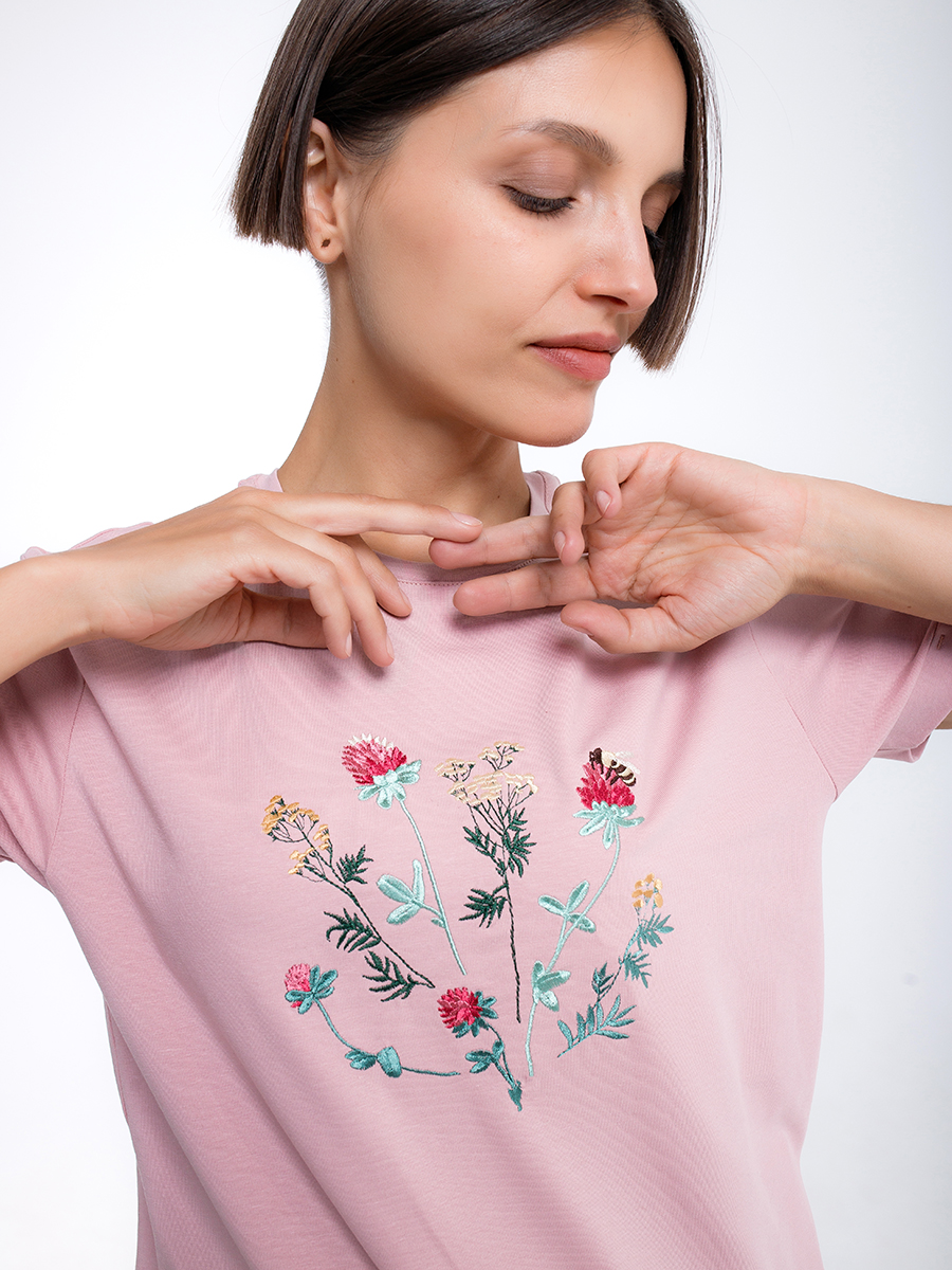 Женская футболка цвета пыльная роза оверсайз с вышивкой "Клевер"