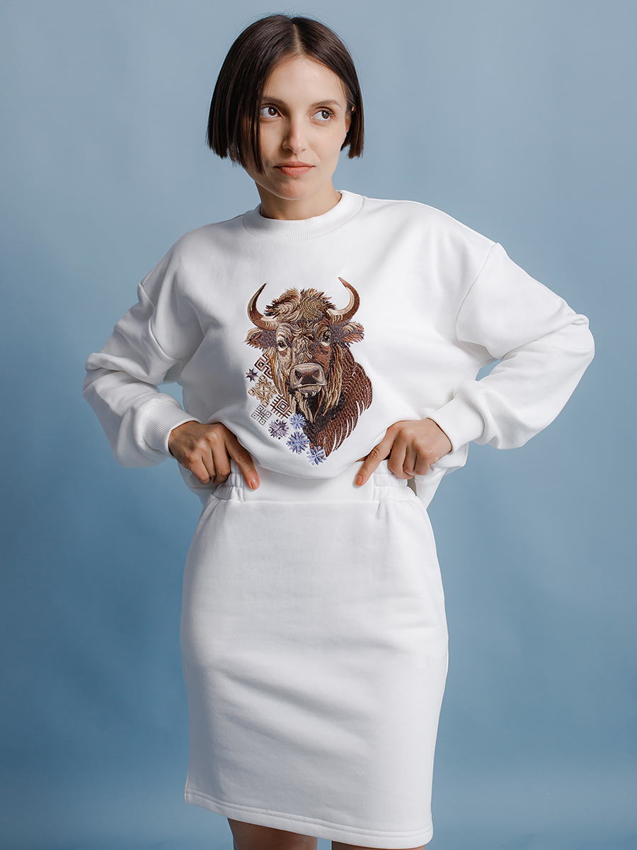 Свитшот женский оверсайз молочного цвета с вышивкой "Бизон"