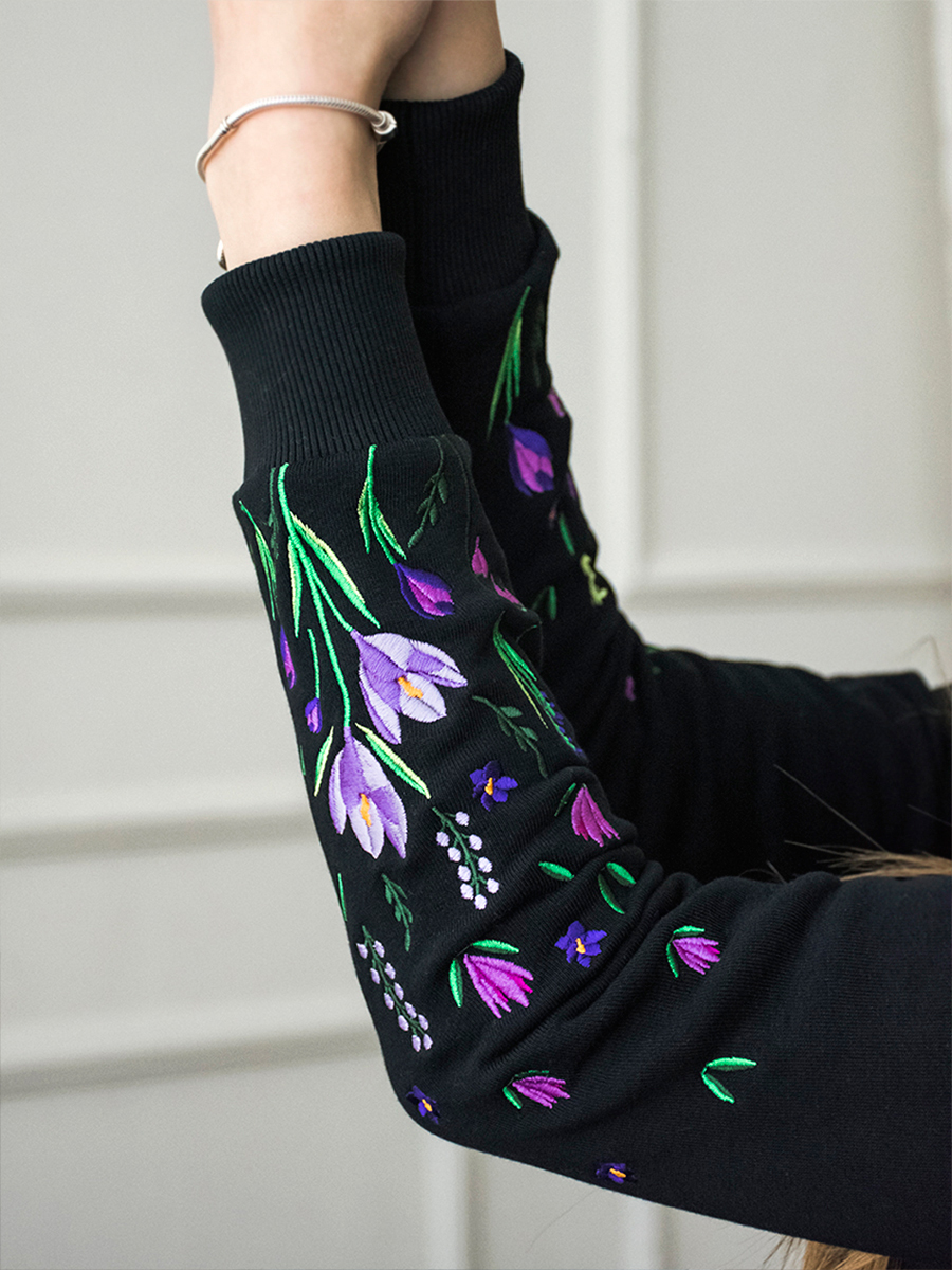 Женский свитшот черный с вышивкой "Крокусы"