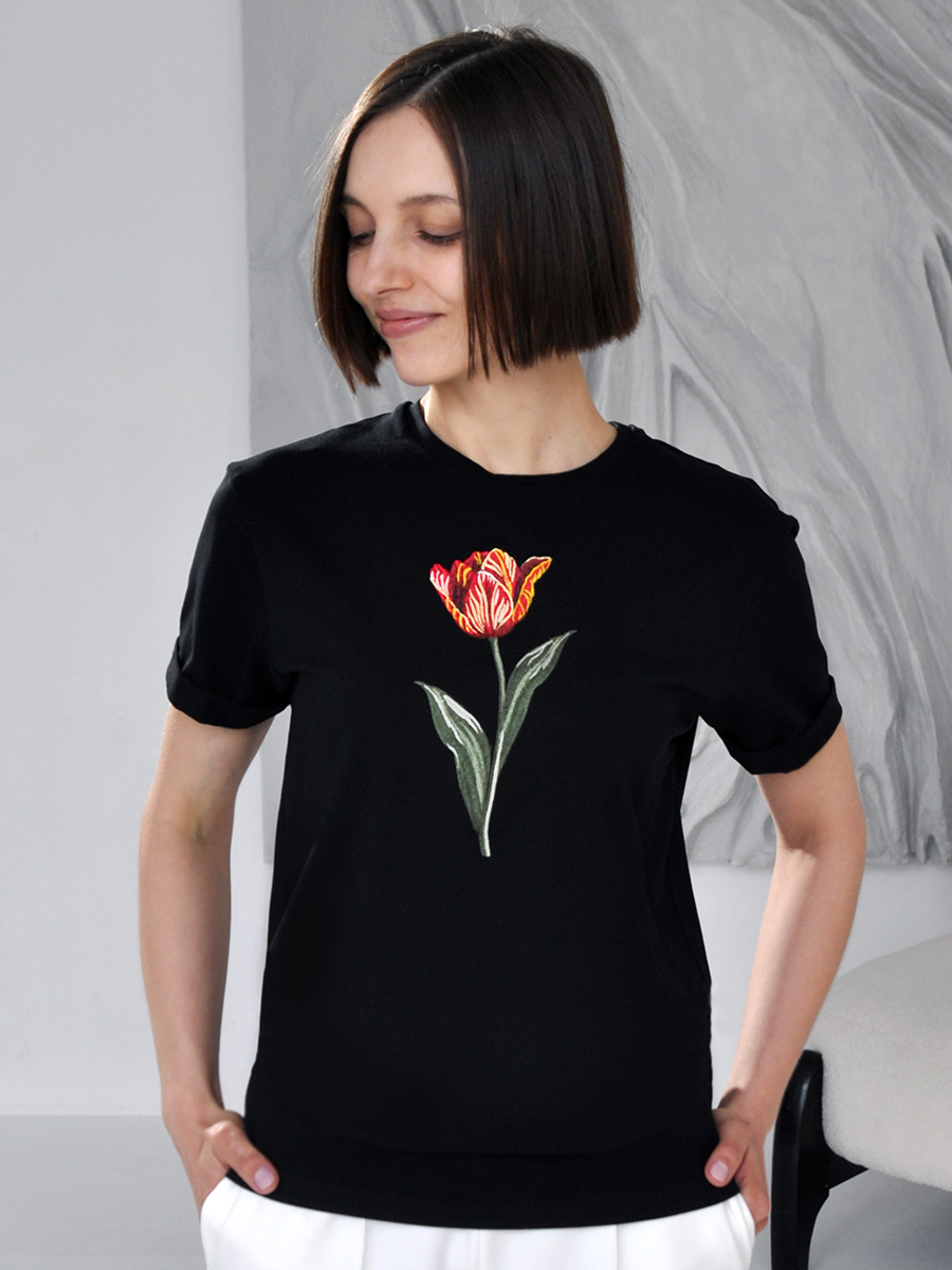 Женская черная футболка оверсайз с вышивкой "Тюльпан"