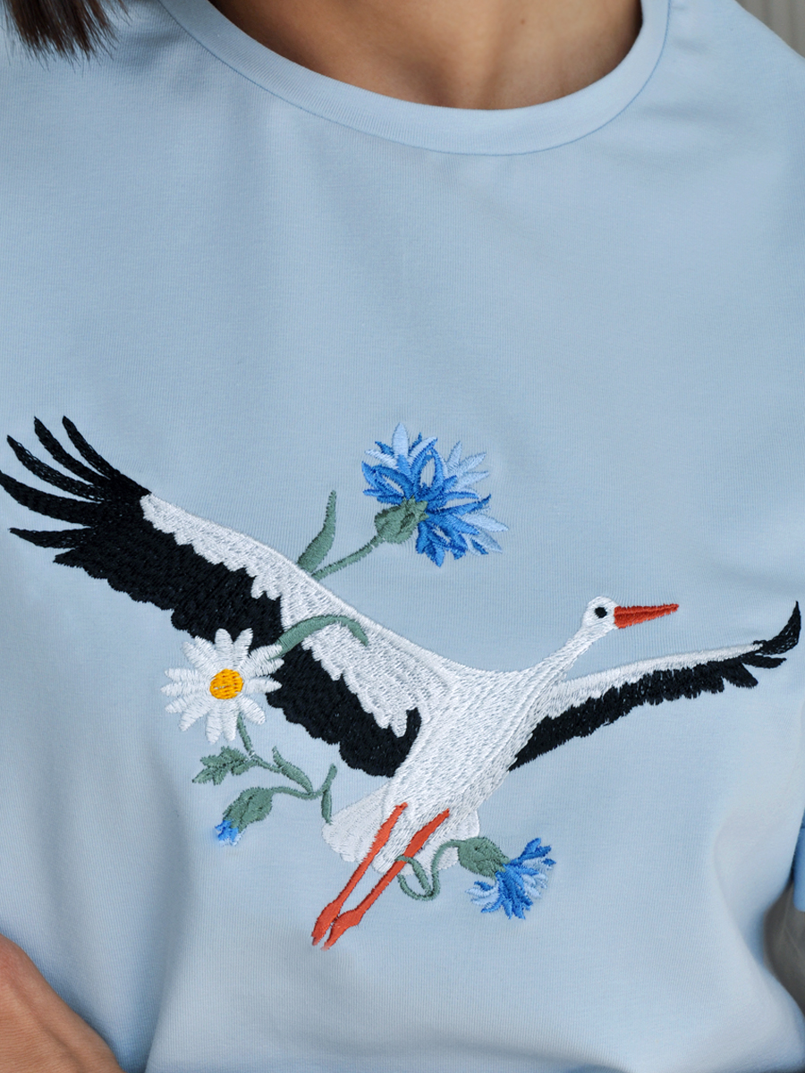 Женская голубая футболка оверсайз с вышивкой "Аист"
