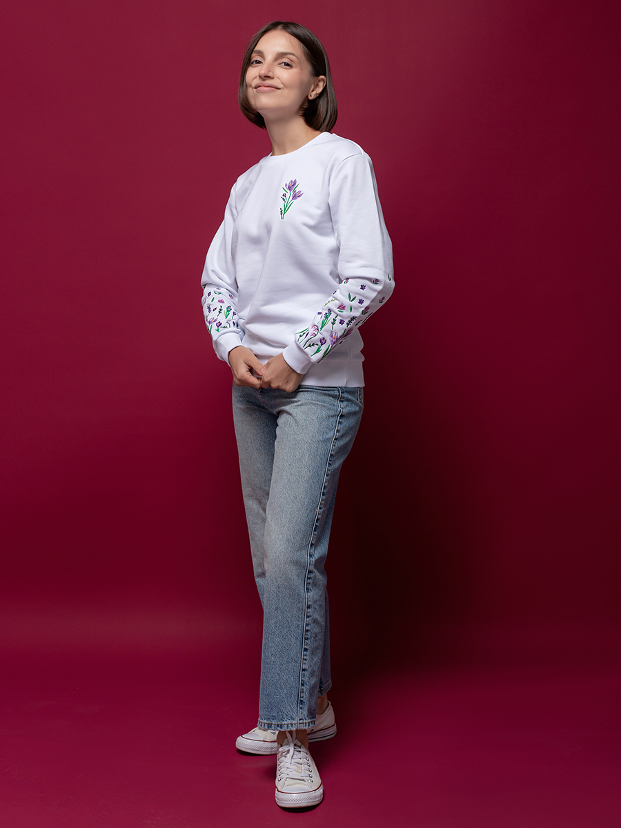 Женский свитшот белый прямого кроя с вышивкой "Крокусы"