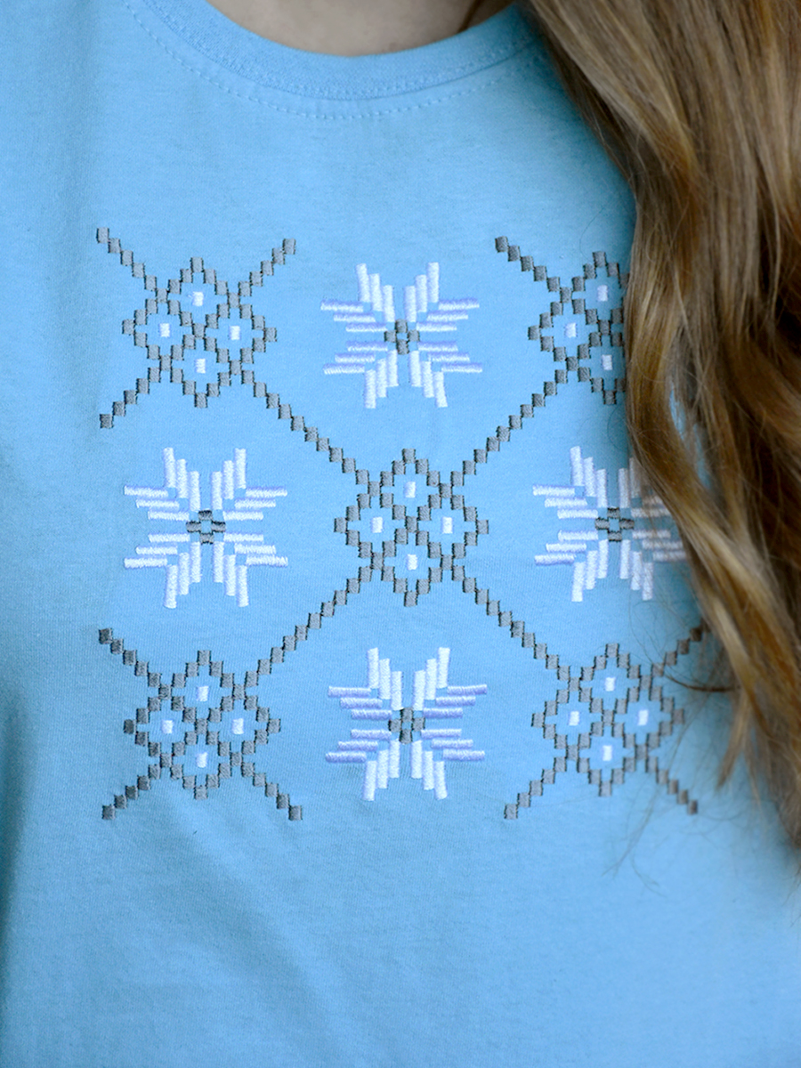 Женская футболка голубая с бело-серой вышивкой "Спарыш" 