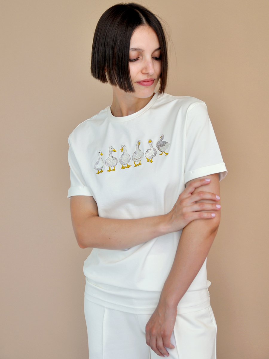 Женская молочная футболка оверсайз с вышивкой "Гуси"