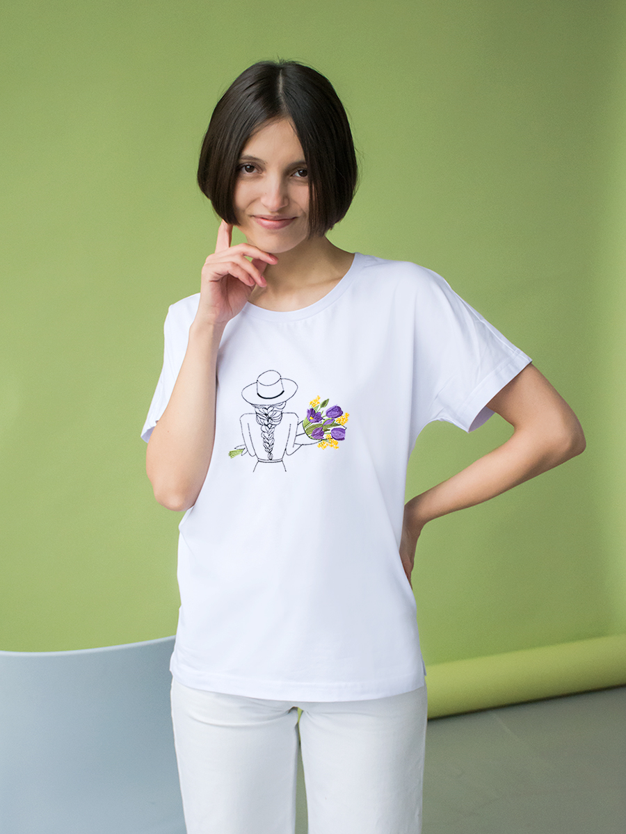 Женская белая футболка со спущенным плечом и разрезами с вышивкой "Девушка с весенним букетом"