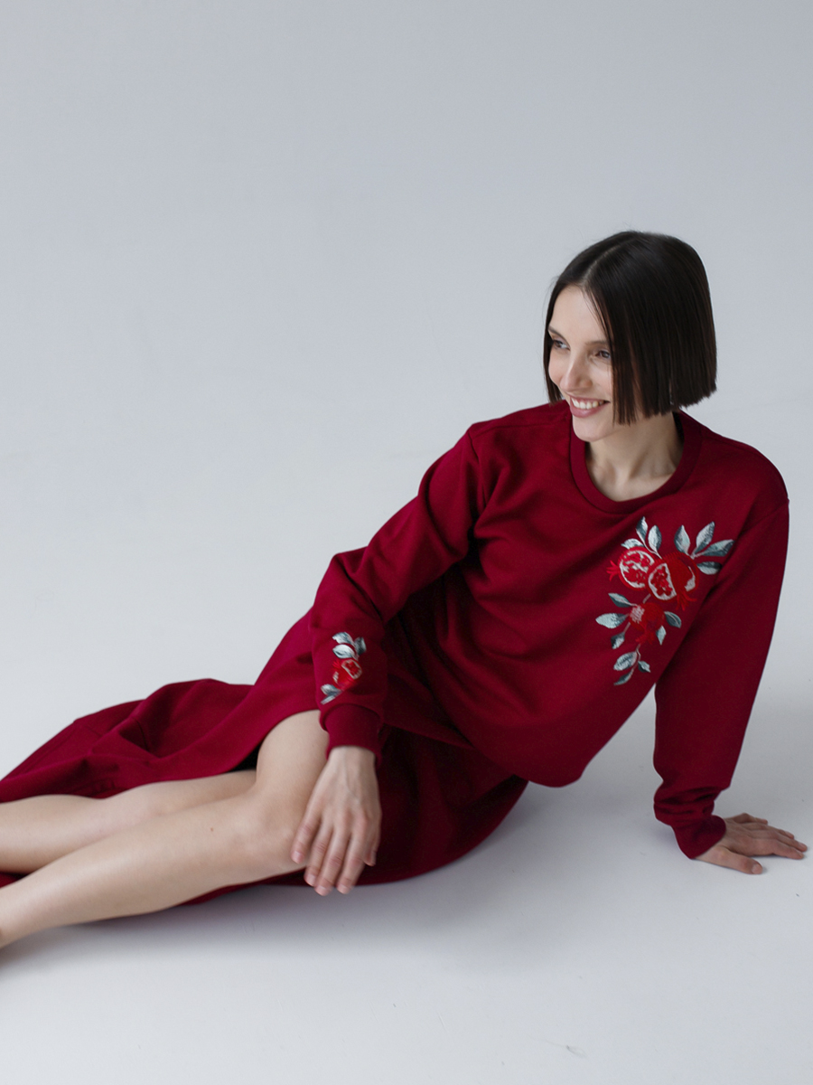 Женский свитшот винный прямого кроя с вышивкой "Гранат"