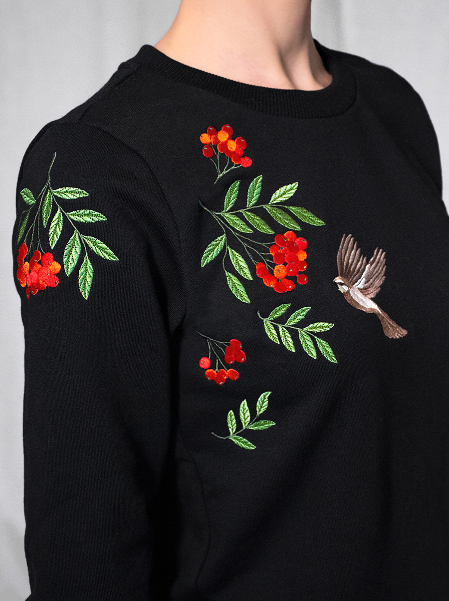 Женский свитшот черный с вышивкой "Рябинка"