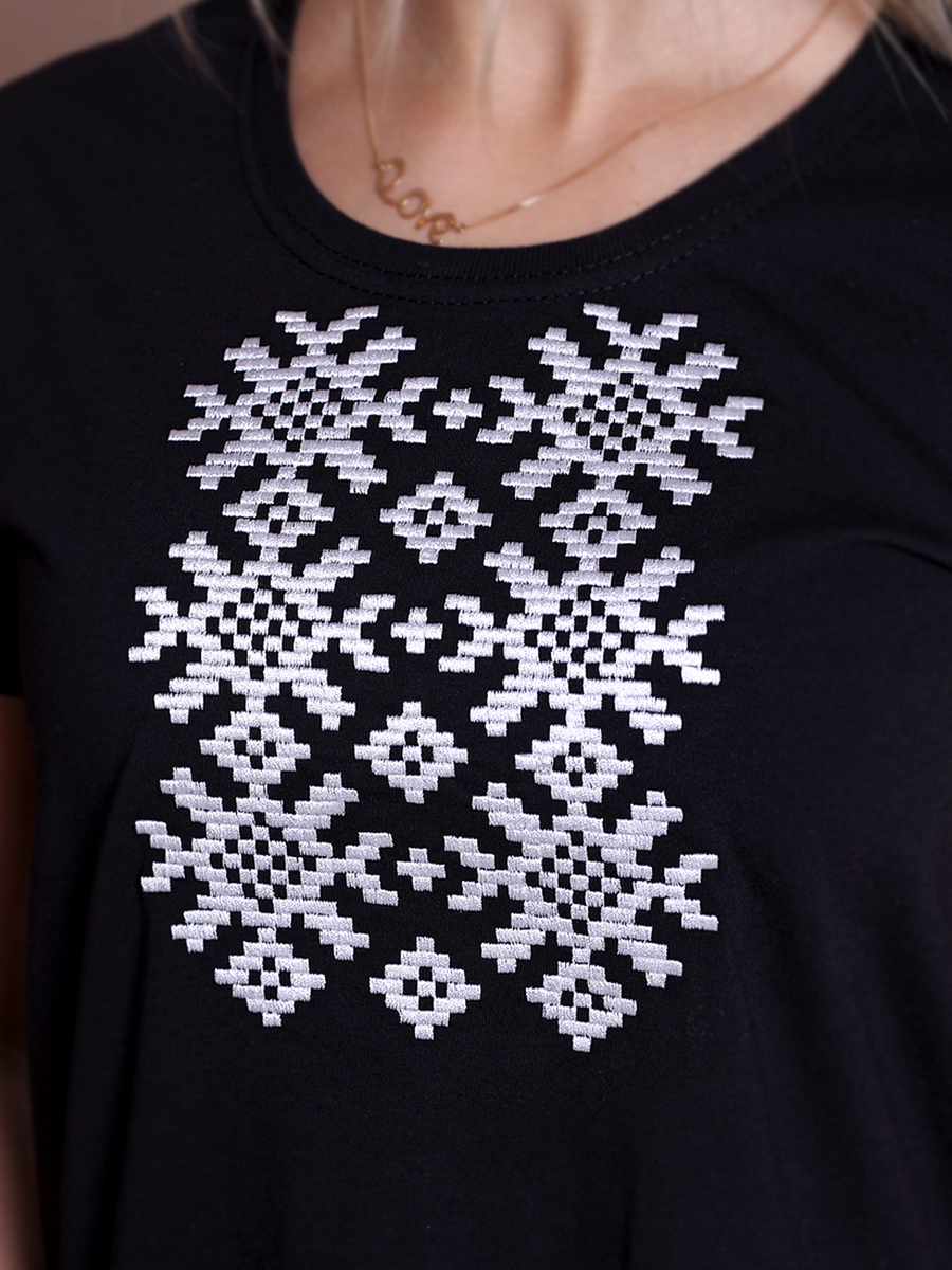 Женская футболка черная с белой вышивкой "Ярыла" 