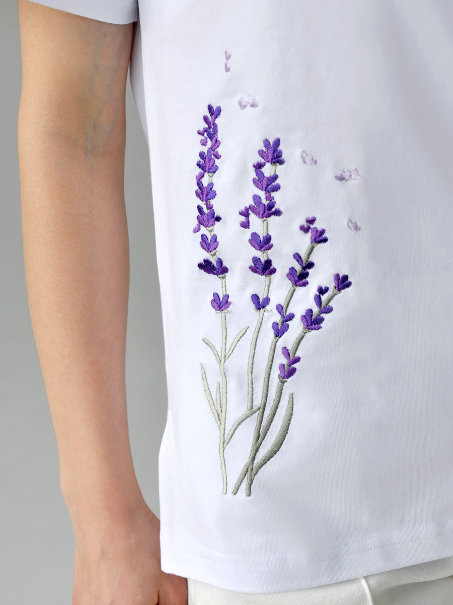 Женская белая футболка со спущенным плечом и разрезами с вышивкой "Лаванда"