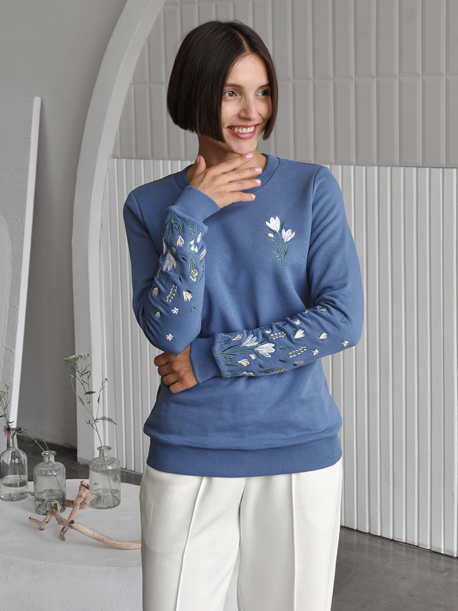 Женский свитшот джинсовый с вышивкой "Крокусы"
