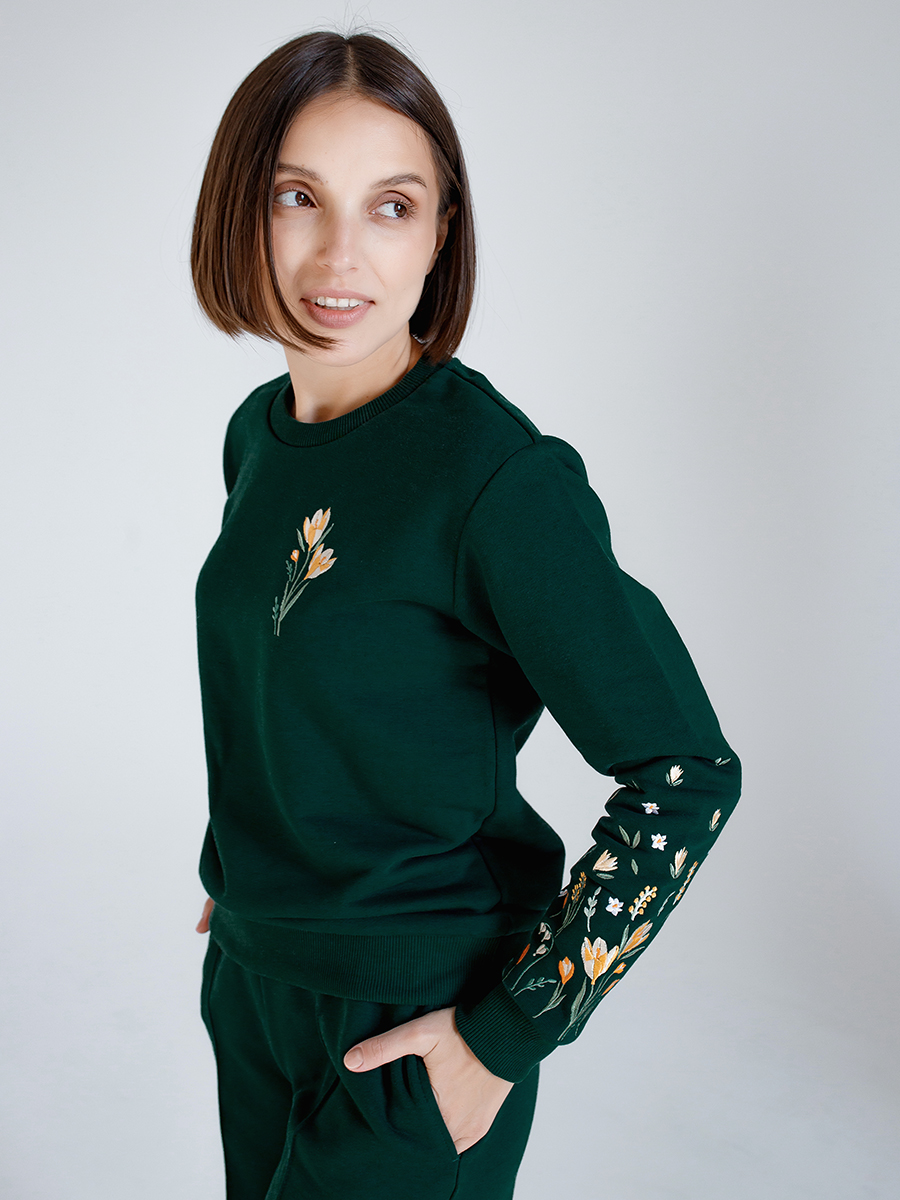 Женский свитшот изумрудный прямого кроя с вышивкой "Крокусы"