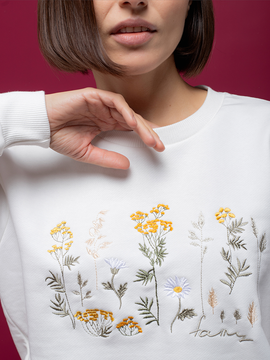 Женский свитшот молочный прямого кроя с вышивкой "Солнечное настроение"