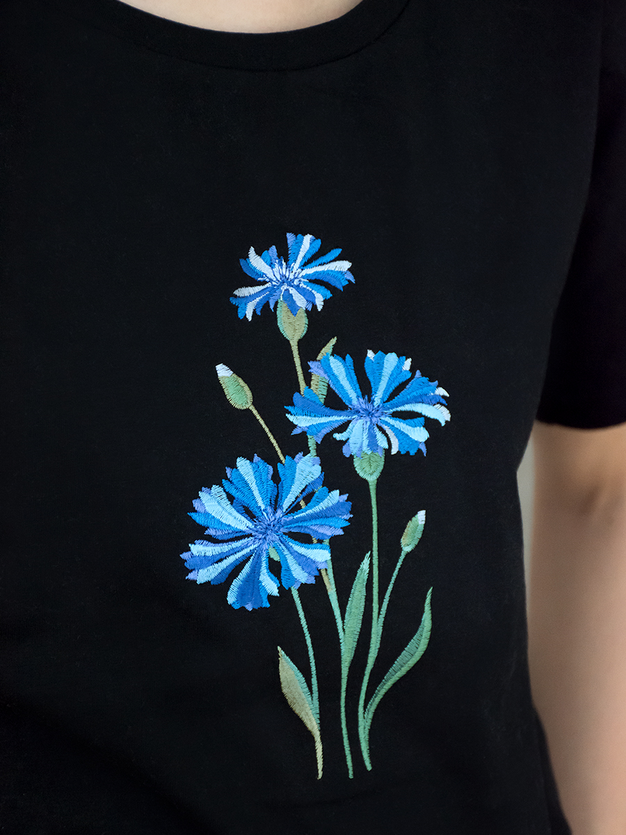 Женская черная футболка со спущенным плечом и разрезами с вышивкой "Василек"