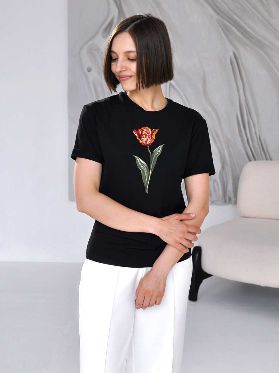 Женская черная футболка оверсайз с вышивкой "Тюльпан"