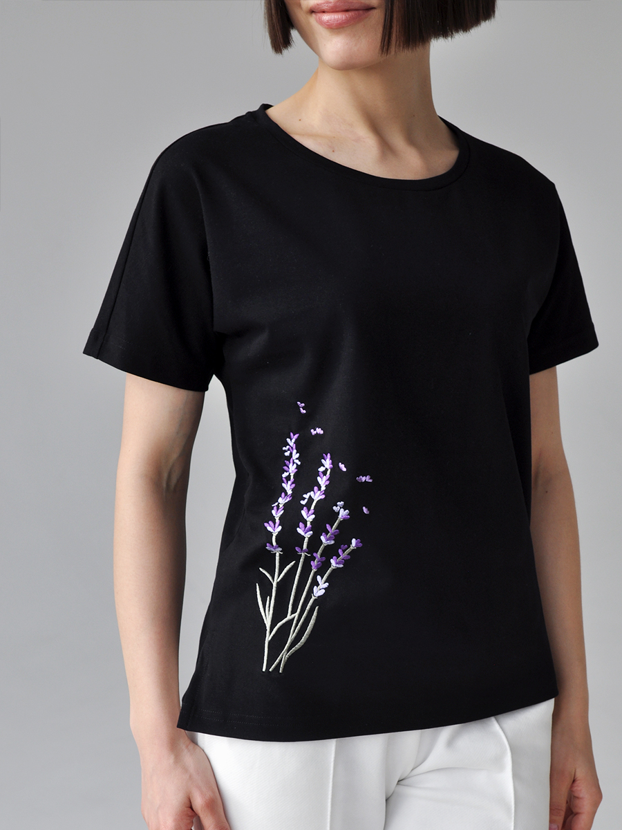 Женская черная футболка со спущенным плечом и разрезами с вышивкой "Лаванда"
