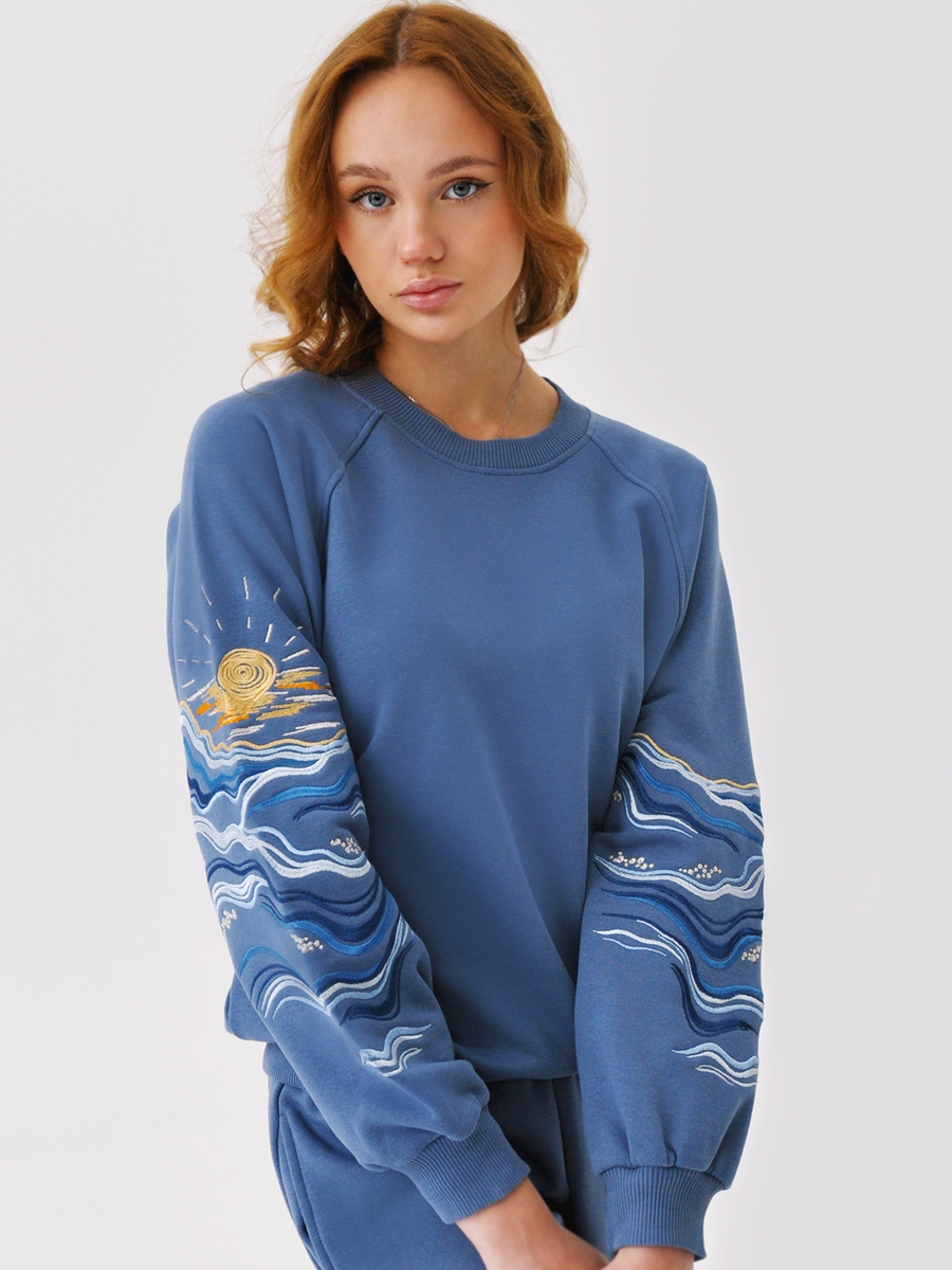 Женский свитшот реглан джинсового цвета с вышивкой "Море"