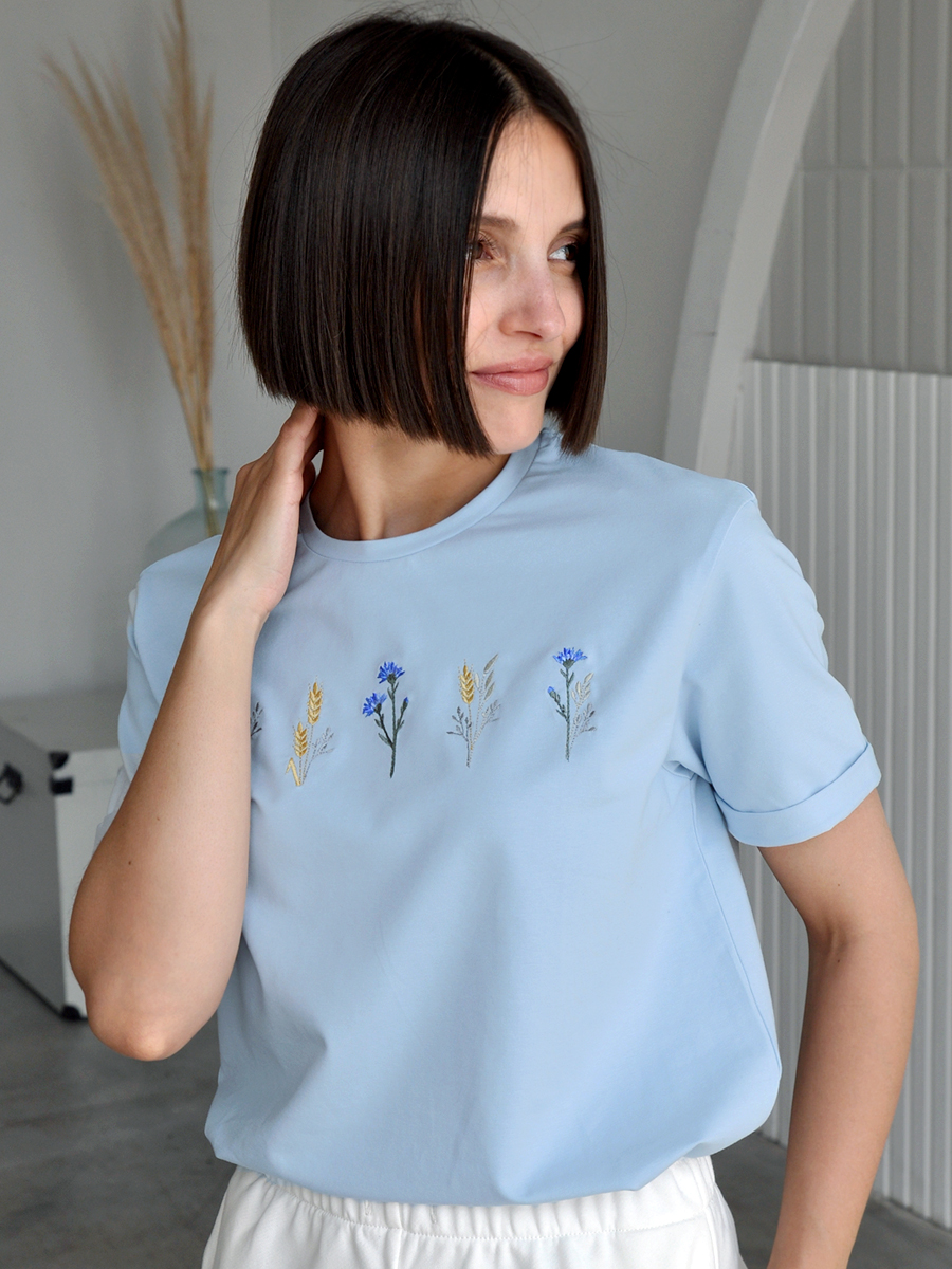 Женская голубая футболка оверсайз с вышивкой "Шёпот полей"