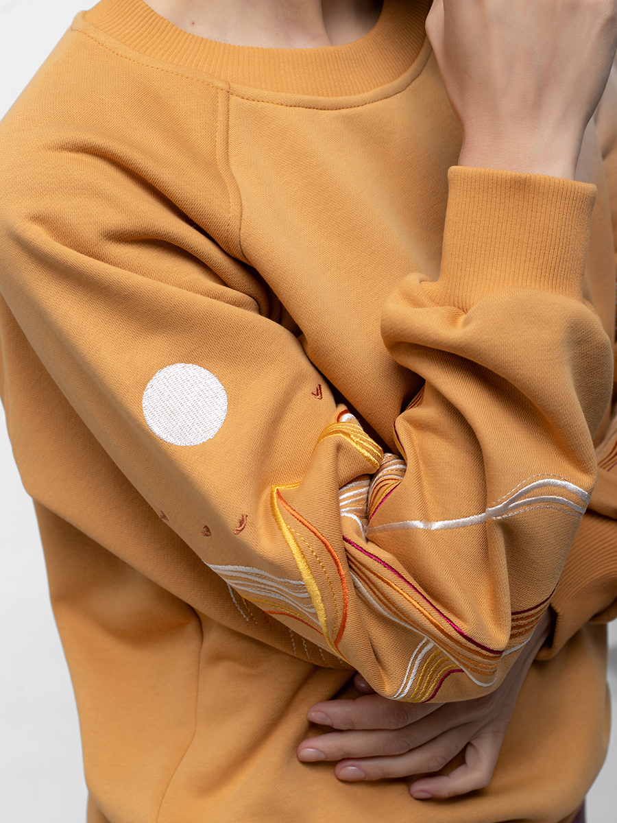 Женский свитшот реглан горчичный с вышивкой "Горы"